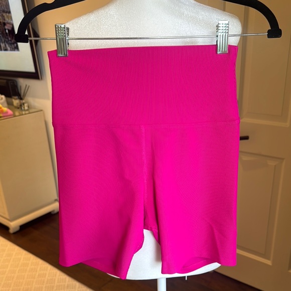Beach Riot Pants - Beach Riot Sport - Vibrant Pink Women's Bike Shorts - Worn Once - Size: Medium